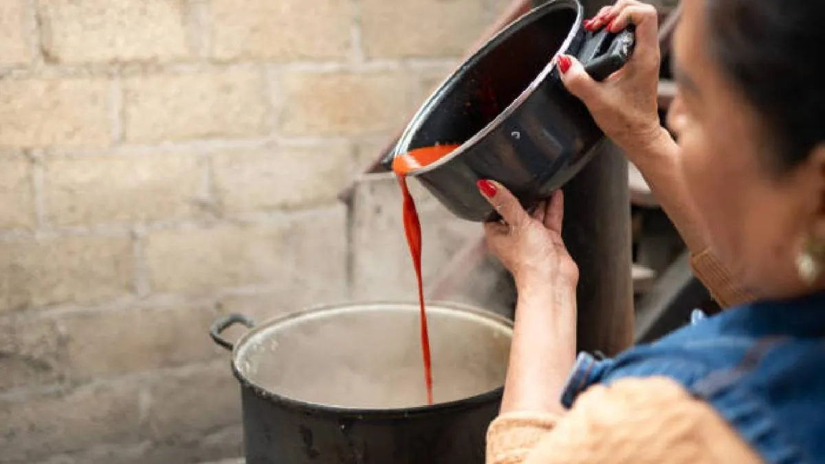 Este caldo, elaborado con maíz nixtamalizado y carne, tiene un origen que se remonta a la época prehispánica. / Pixabay