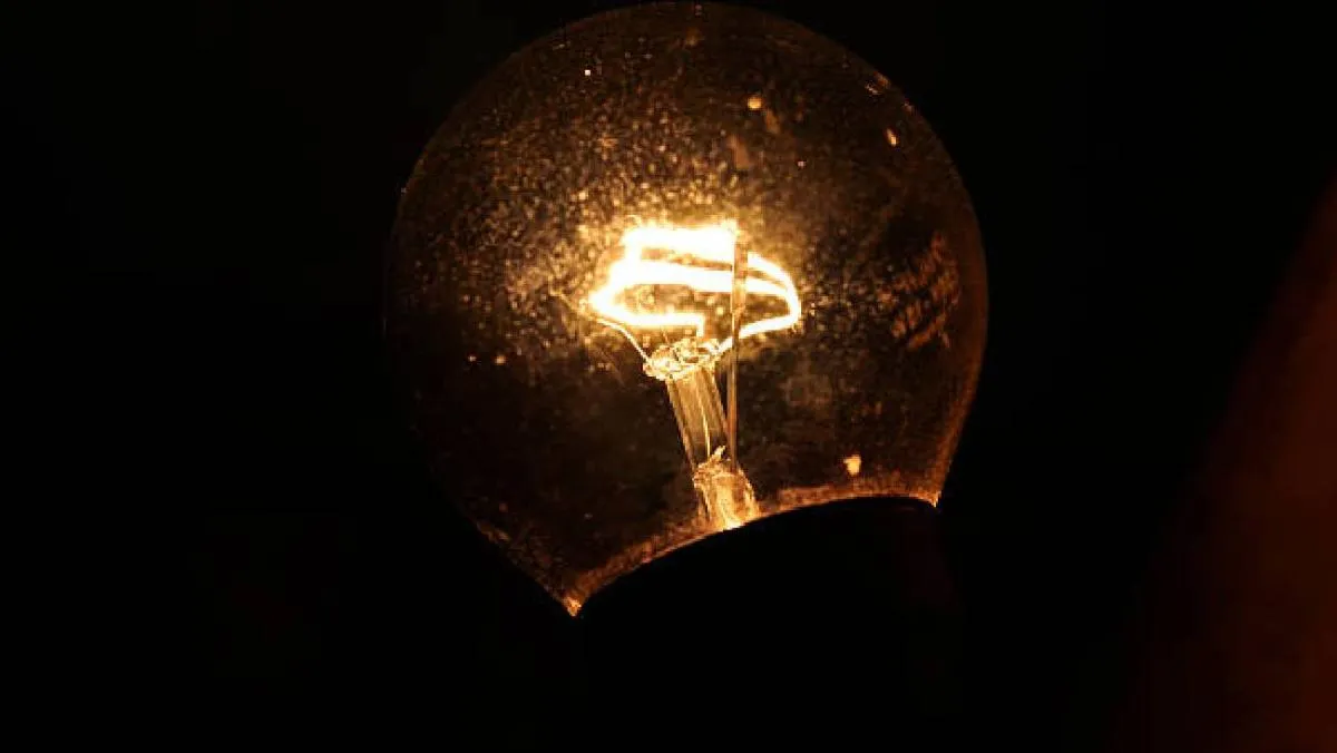 Pagar el recibo de luz es una de las obligaciones más importantes de los hogares en México/iStock