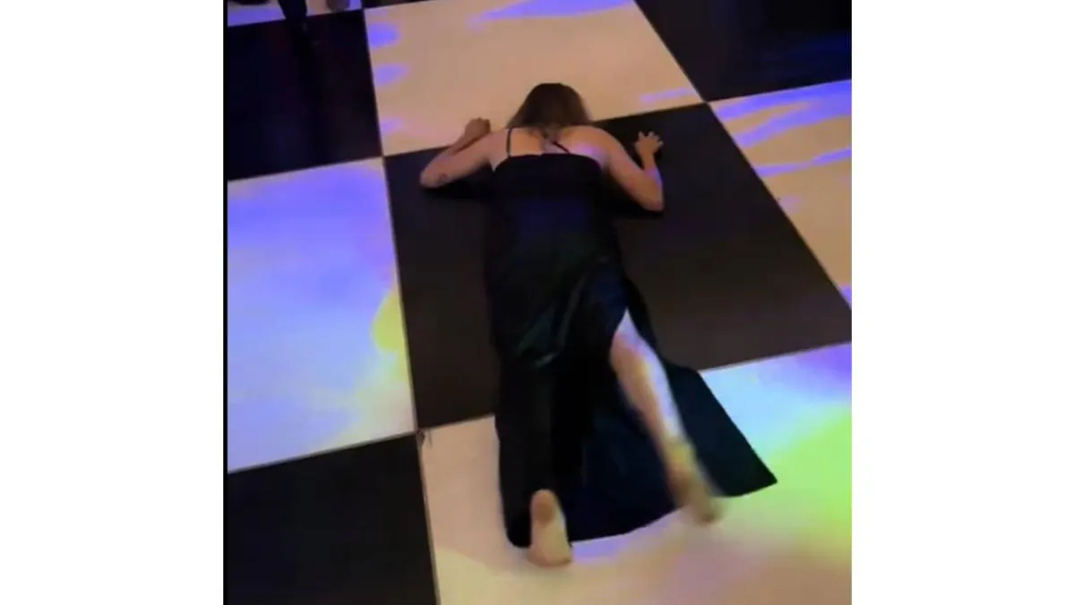 El paso de la araña es un baile en el que la persona se recuesta boca abajo y comienza a girar rápidamente de un lado a otro/Captura de pantalla