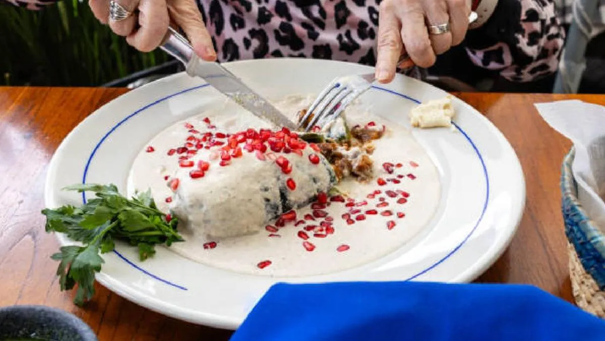 Los chiles en nogada es uno de los platillos más buscados de la gastronomía mexicana/iStock