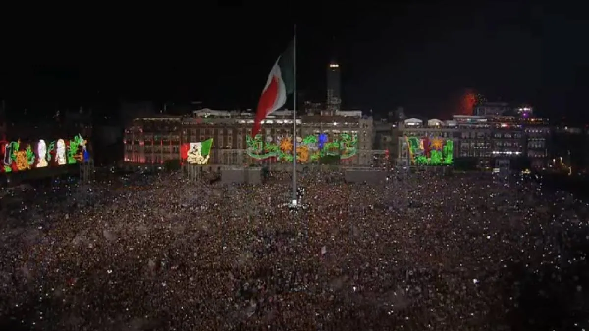 El Zócalo capitalino lució lleno y decorado con iluminación tricolor, mientras los asistentes ondeaban banderas. / Captura de pantalla