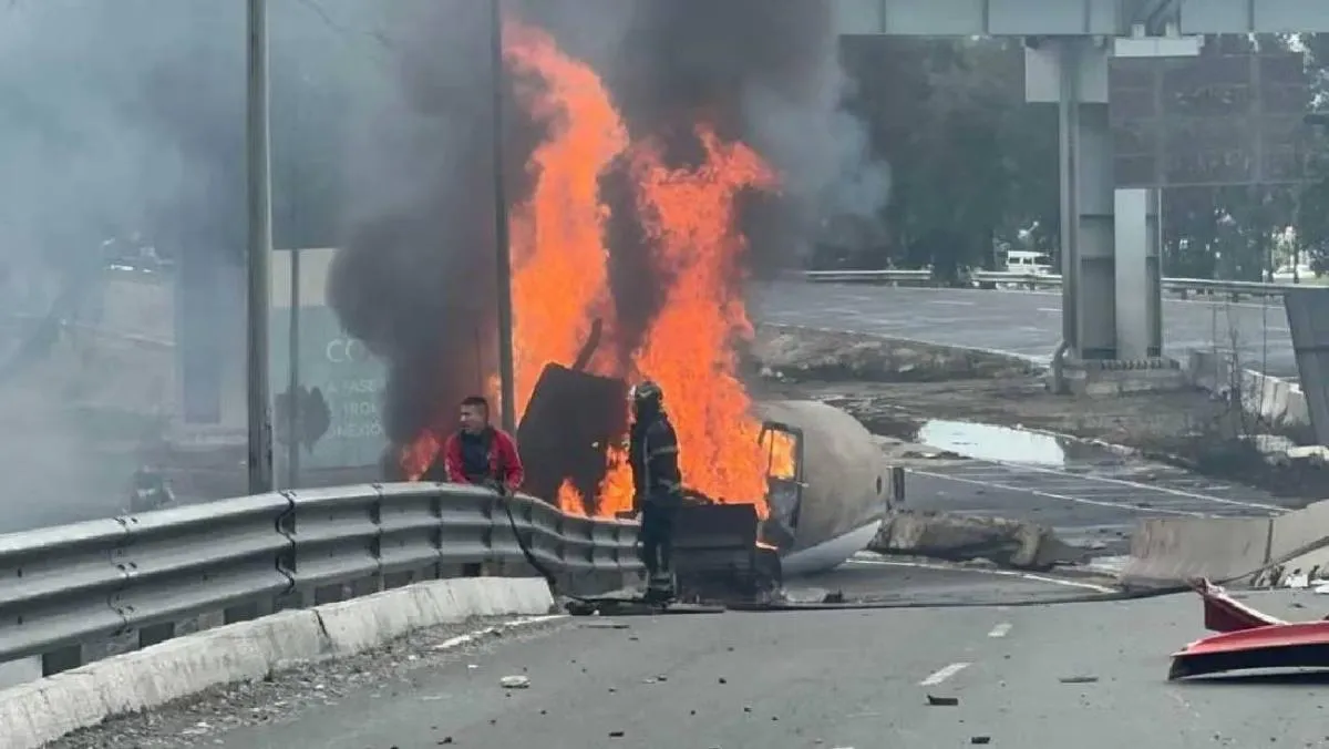 El choque generó una fractura de aproximadamente 40 centímetros en el tanque, provocando la fuga . / RS
