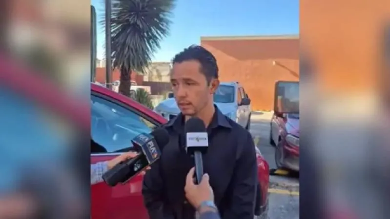 Carlos Arellano reveló que fue hasta el funeral que supo del procedimiento estético. / Captura de pantalla