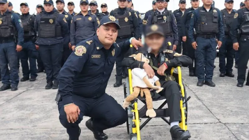 Durante esa jornada, portó el uniforme oficial, encabezó la ceremonia para arriar la Bandera Nacional, presidió el pase de lista de los oficiales. /SSC