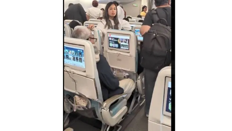 Un video difundido en redes sociales muestra cómo las personas caminaban por los pasillos de regreso a la terminal. / Captura de pantalla