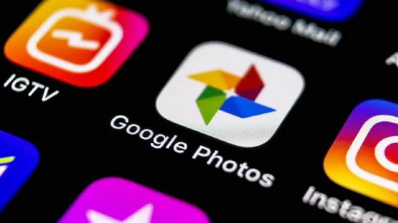 Entre las funciones destacadas se encuentran: eliminar elementos no deseados, cambiar fondos, mejorar iluminación . / X