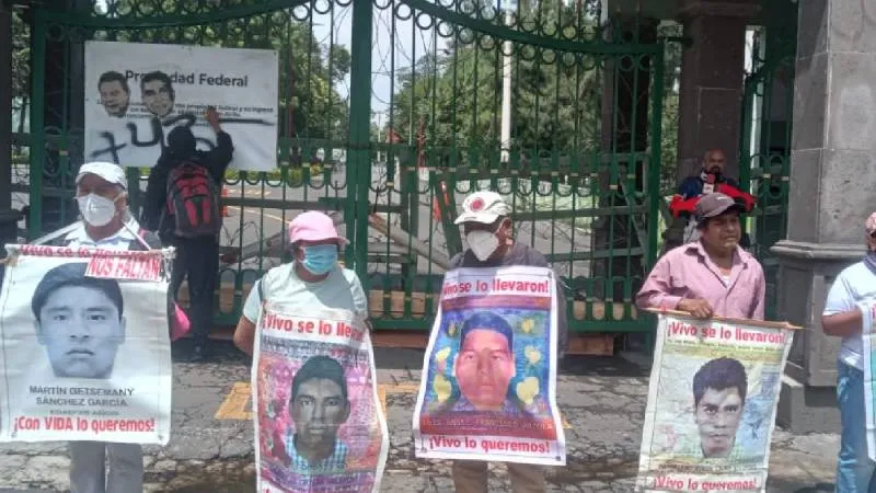 Durante la concentración, los manifestantes realizaron un mitin y mostraron pancartas con consignas. / @maquinasoldado1