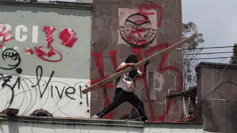 Las movilizaciones en Campo Militar 1 forman parte de una serie de acciones que buscan mantener el caso en la agenda pública. / La Jornada