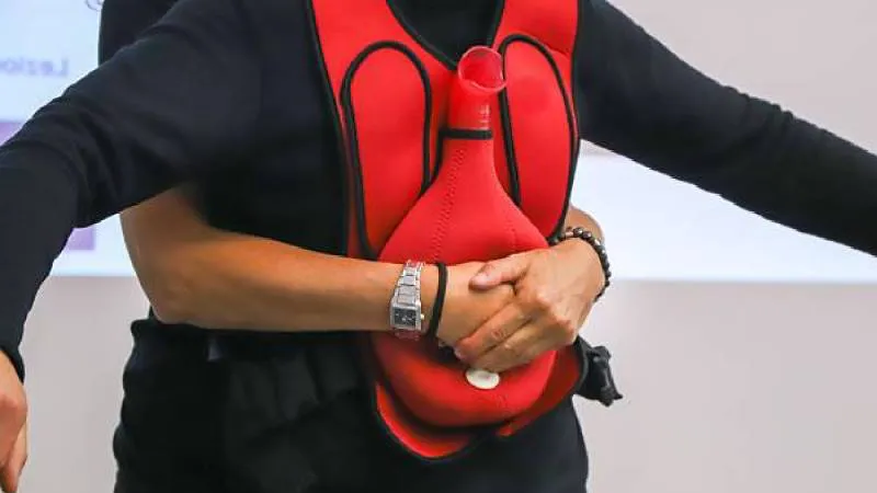 la maniobra de Heimlich, que consiste en comprimir el abdomen por debajo de las costillas para generar presión en los pulmones. / Pixabay