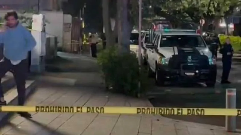 El 29 de septiembre de 2025, Micky Hair fue atacado por dos hombres a bordo de una motocicleta al salir de su salón. / RS