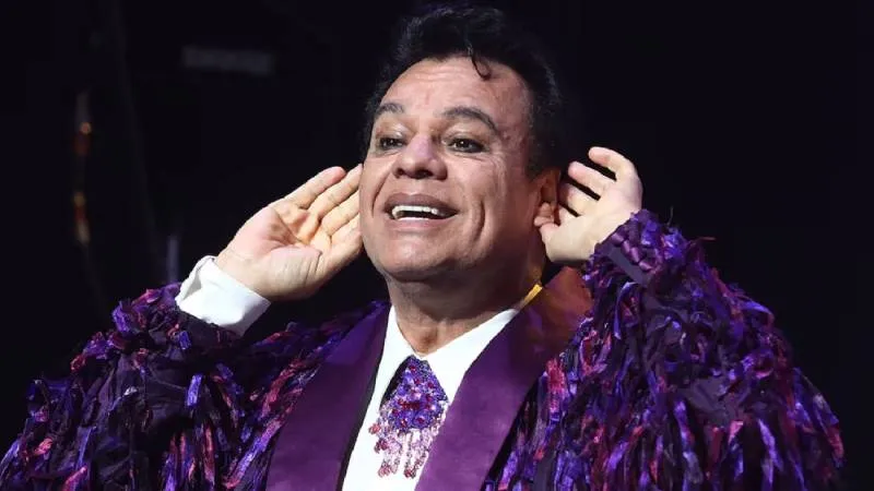 Recientemente, turistas mexicanos que visitaban París grabaron a un hombre que, por su apariencia y estilo, se asemeja notablemente a Juan Gabriel. / X