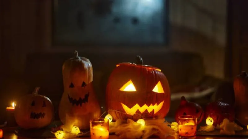 Con la llegada del 1 de octubre, las redes sociales y las calles se llenan de calabazas, brujas y un aire misterioso. / Pixabay