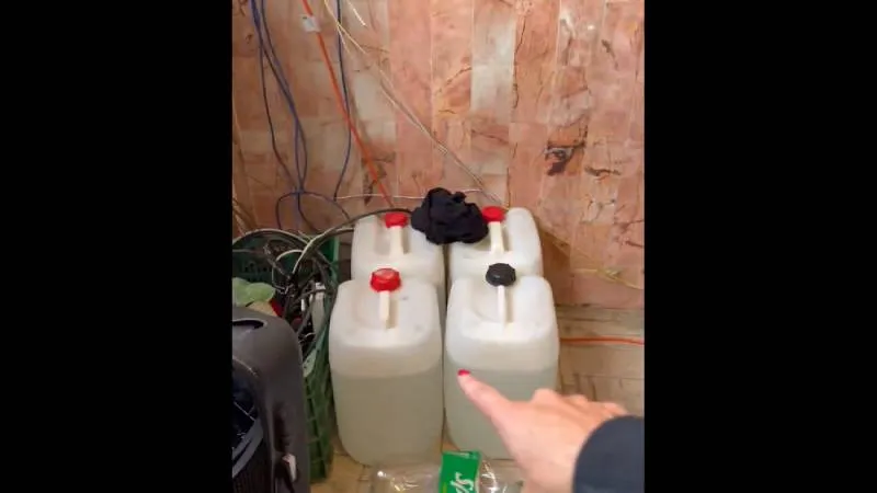 La situación causó preocupación por el almacenamiento de alcohol en galones /X