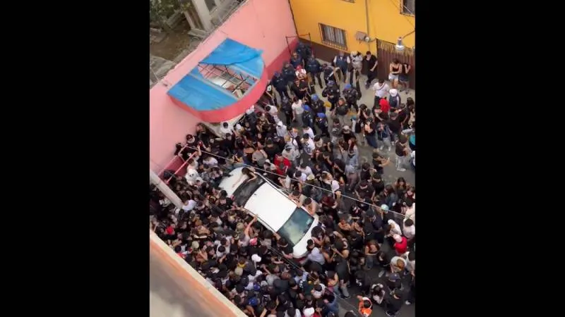 Elementos de la policía desalojaron a los asistentes y colocaron sellos de clausura/X