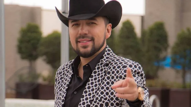 Lo que prometía ser una velada de celebración se convirtió en un enfrentamiento entre asistentes y elementos de seguridad. / X