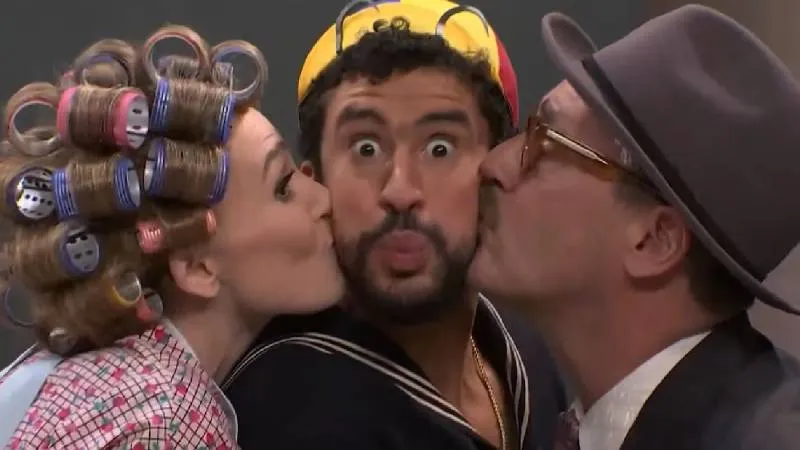 l Bad Bunny volvió a acaparar la atención, esta vez desde los estudios de Saturday Night Live (SNL), donde se transformó en “Quico”. / NBC