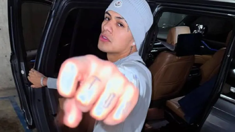 De acuerdo con los primeros reportes, la víctima fue encontrada sin signos vitales dentro del vehículo del cantante. / IG: elbogueto