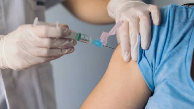 Expertos en salud pública insisten en que la vacuna reduce significativamente el riesgo de complicaciones graves y fallecimientos. / Pixabay