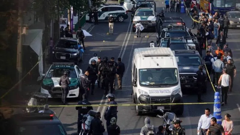 Las víctimas, Ximena y José, fueron atacadas a balazos mientras viajaban en una camioneta./ X