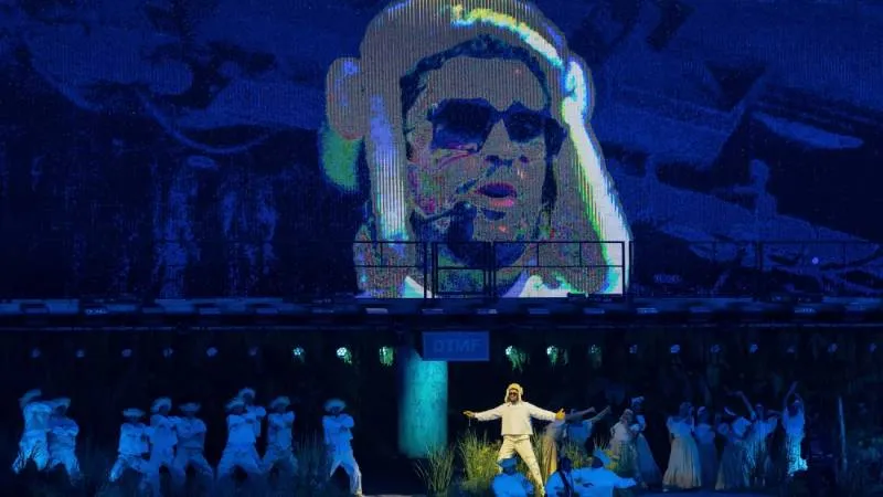 El puertorriqueño se convertirá en el primer artista que canta principalmente en español en encabezar el espectáculo más visto del planeta. / AP