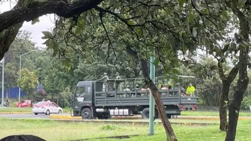 De acuerdo con los reportes, varios vehículos militares transitaron por avenida del Imán y accedieron brevemente a la zona universitaria. / RS