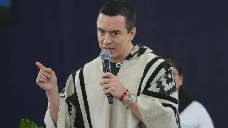 Tras el incidente, Noboa expresó que “no vamos a permitir que vándalos eviten que trabajemos por ustedes” . / AP