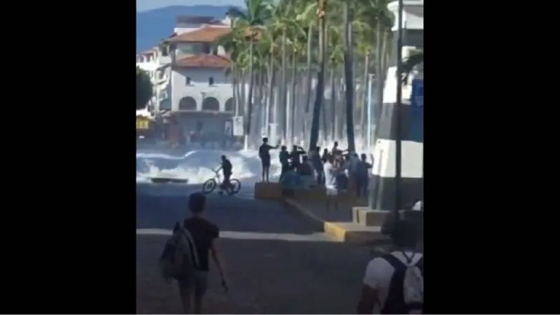 Priscilla provoca ola de 8 metros de altura/X