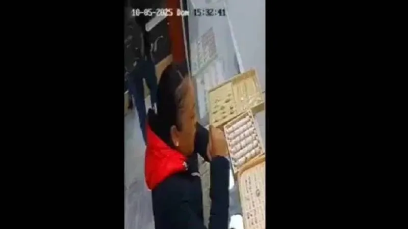 El hecho ocurrió en una tienda del Centro Histórico, donde la implicada solicitó revisar varias piezas de joyería. / Captura de pantalla