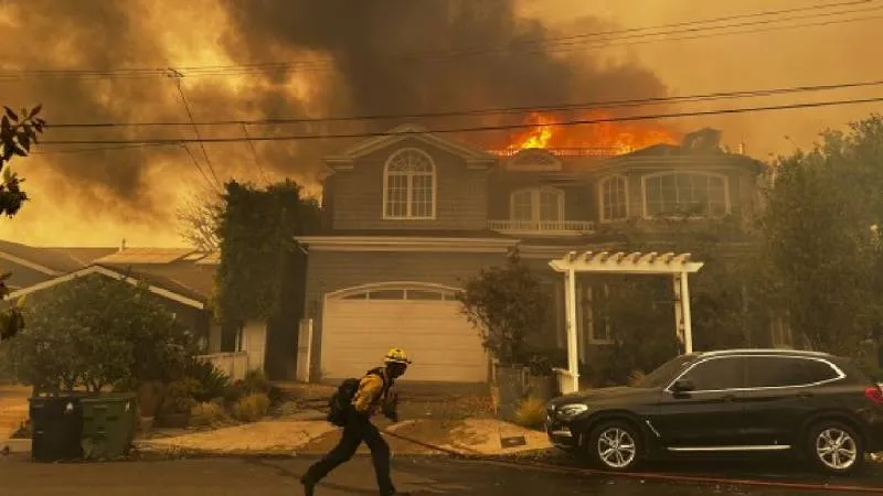 De acuerdo con la investigación del Departamento de Justicia (DOJ), el incendio comenzó el 1 de enero de 2025. / AP