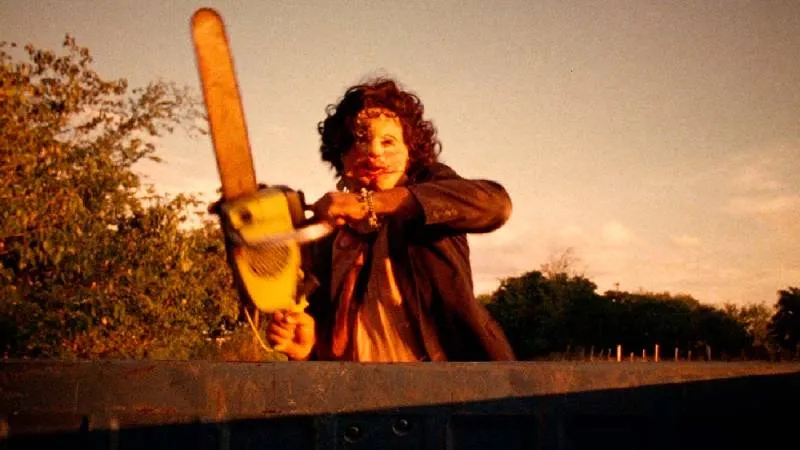“The Texas Chainsaw Massacre” (1974), donde el personaje de Leatherface adoptó la costumbre de usar máscaras hechas con piel humana. / X