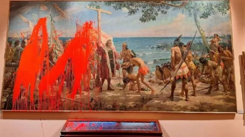 “Futuro Vegetal” lanzaron pintura roja contra un retrato de Cristóbal Colón expuesto en el Museo Naval de Madrid. / Museo Naval