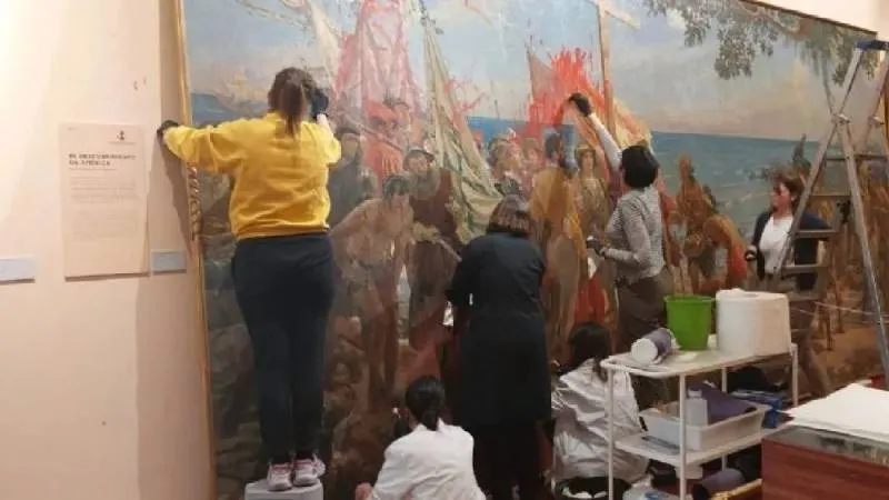 El uso de pintura roja, explicaron, simboliza la sangre de las comunidades afectadas por el cambio climático./ Museo Naval