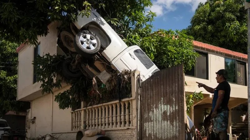ás de 100,000 viviendas afectadas, casi 1,000 km de carreteras dañadas. / AP