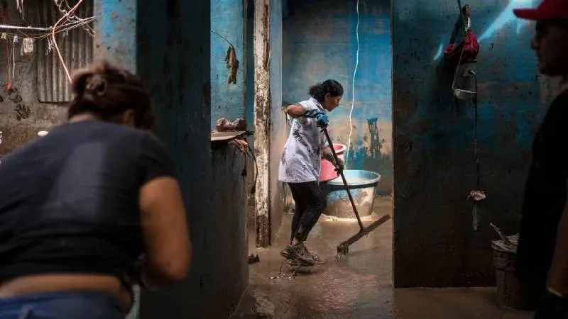 En diversos municipios, carreteras quedaron intransitables, y viviendas resultaron afectadas por el ingreso de agua. / AP