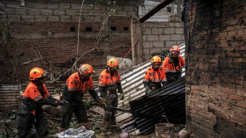 Para atender la emergencia, el gobierno federal ha desplegado operativos de rescate, brigadas médicas. / AP