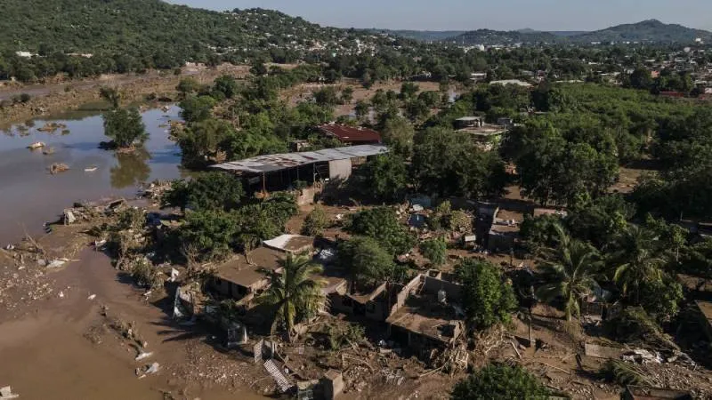 Los remanentes de los huracanes Raymond y Priscilla provocaron inundaciones severas, desbordamientos de ríos y deslaves. / AP