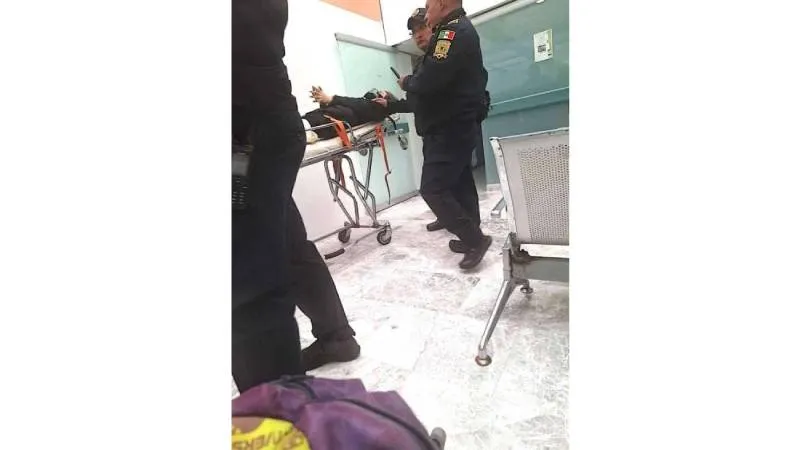 Tras el ataque, el agresor intentó huir subiéndose a un edificio del plantel, desde donde se lanzó al vacío, lo que le ocasionó fracturas en ambas piernas. / RS