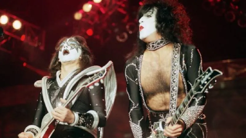 La banda alcanzó la fama en la década de 1970 con éxitos como “Rock and Roll All Nite” y “Detroit Rock City”./ AP