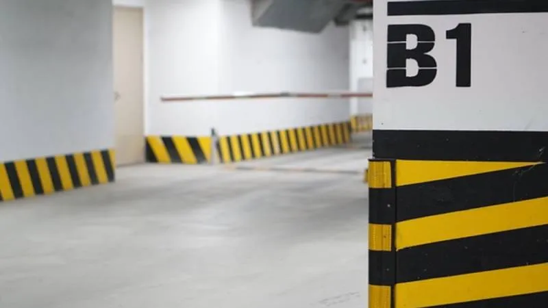 Los estacionamientos tendrán que pagar por robos o daños dentro de sus instalaciones. / iStock