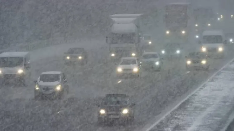 Se recomienda evitar cruzar ríos o arroyos, proteger los techos y ventanas de viviendas./ Pixabay