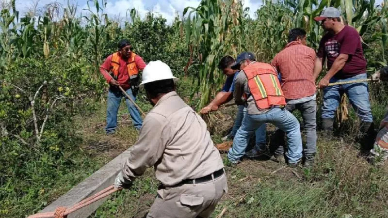 En zonas con acceso complicado, principalmente en Hidalgo, se utilizaron cuatrimotos y retroexcavadoras. / CFE
