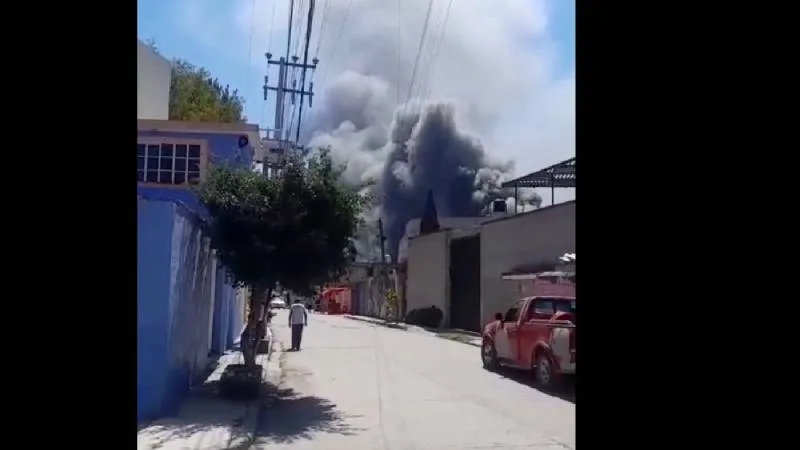Elementos de Protección Civil y Bomberos de Ecatepec se desplegaron de inmediato al lugar del siniestro. / CONTRA