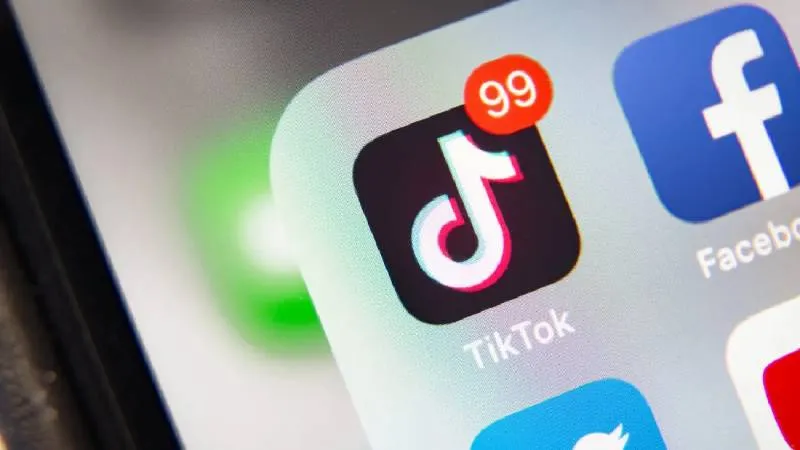 También es importante no seguir instrucciones que impliquen abrir la terminal, descargar archivos fuera de tiendas oficiales./ Piaxaby