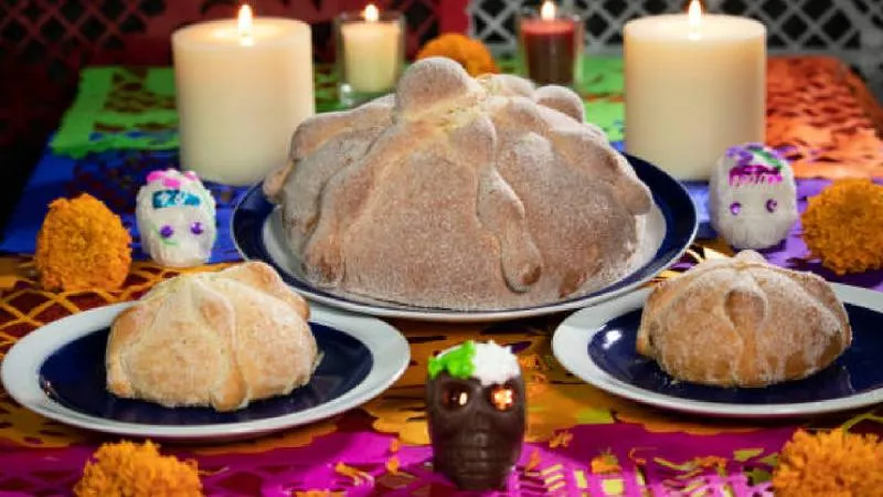 Algunos altares también incluyen objetos personales, imágenes religiosas y calaveritas de azúcar. / Pixabay