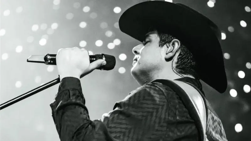 La interrupción del concierto duró breves minutos, tras los cuales Olivas retomó la actuación. / Alfredo Olivas Oficial