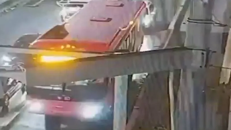 Momento en que la unidad del Mexibús fue rociada con gasolina y prendida en Ecatepec. / X