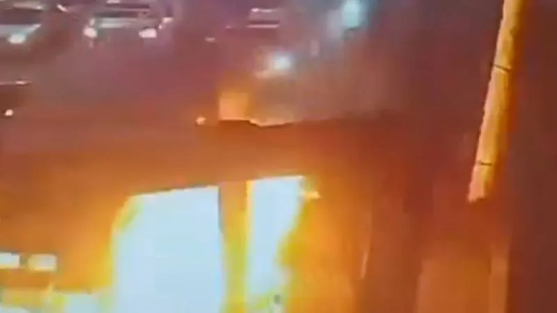 El chofer del Mexibús logró evacuar a los pasajeros antes de que el incendio avanzara. / X