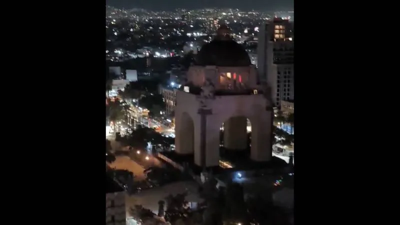 El edificio fue evacuado por seguridad. / X