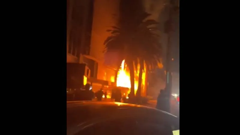 En redes sociales circulan imágenes del incendio. / X