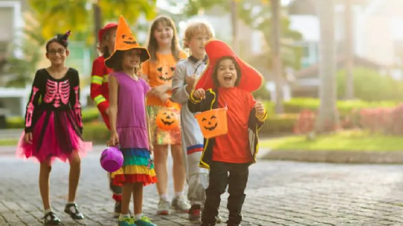 El 31 de octubre, las calles se llenan de calaveras, catrinas, fantasmas y personajes populares. / Pixabay